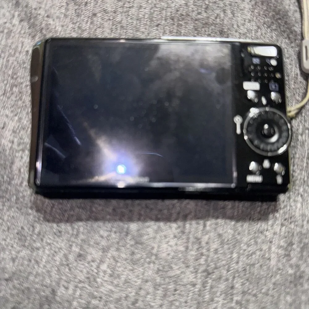 Nikon COOLPIX S51 8.1MP Digital Camera Silver Tested & Working Plus Extras